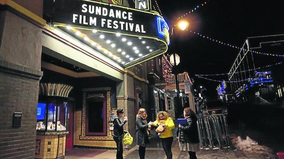 Park City, el pueblo del milagro. Voluntarios del festival montan guardia ante un cine de Main Street.