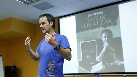 Arretxe, ayer durante la presentación del libro en la casa de cultura de Pozokoetxe.