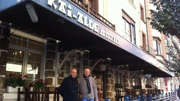 Víctor Fernández y Juan Carlos Martínez, ayer a las puertas del restaurante. 