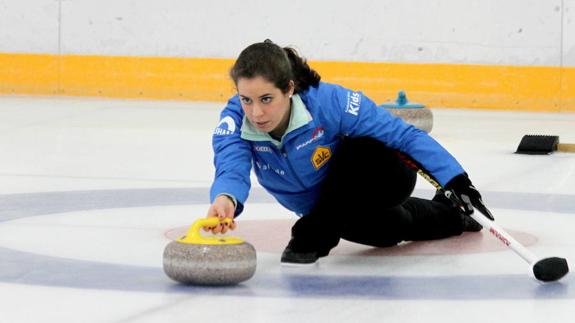 Una deportista practica el curling.