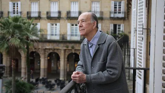 Jokin Perea posa en un balcón de la Plaza Nueva de Bilbao.