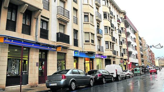De frente, margen de la Avenida de La Rioja donde el equipo de gobierno pretende habilitar plazas de estacionamiento en batería, dentro de la zona ESRO.
