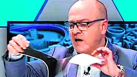 Iñigo Landa rompe la foto del Rey en ETB.