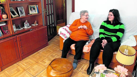 Carmen y Yara ven cada noche jutnas la televisión.