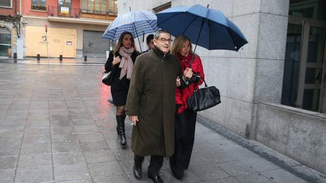 Mario Fernández a su llegada esta mañana a los juzgados.