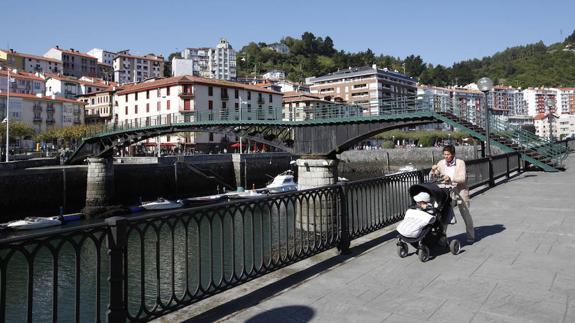 El puente de hierro de Ondarroa permanece cerrado.