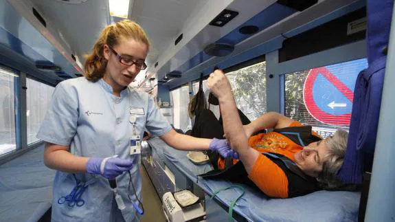 Una voluntaria de Gernika dona sangre en la únidad móvil.