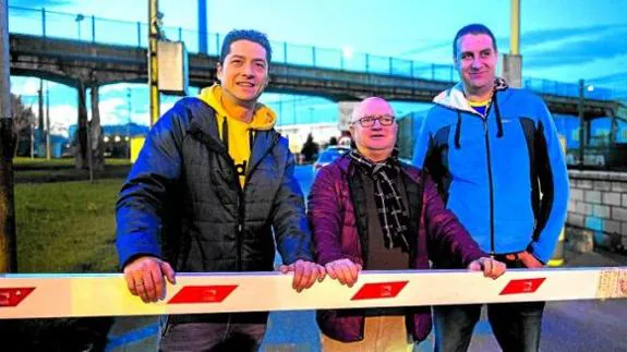 José Antonio Arévalo, Carlos y Alberto Gutiérrez, al reincorporarse ayer a sus puestos en la acería de Sestao.