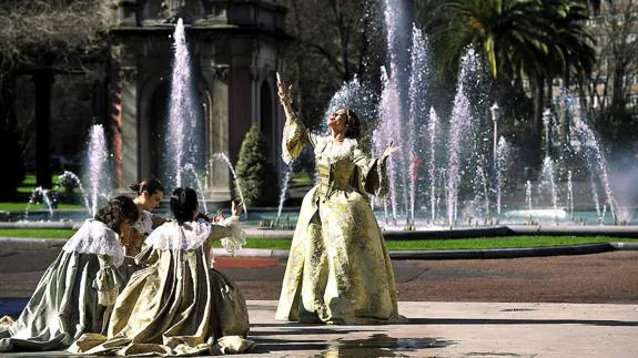 La soprano canaria Davinia Rodríguez, junto a un grupo de figurantes, posa en el parque de Doña Casilda.