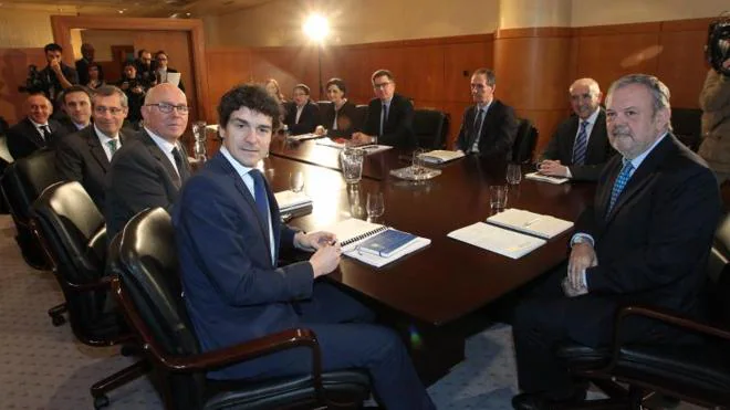 Representantes del Gobierno vasco y diputaciones, en la reunión del Consejo Vasco de Finanzas.