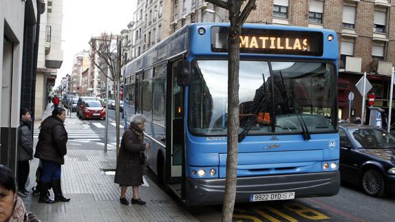 Usuarios acceden a uno de los convoyes de la empresa Autobuses Herrera.