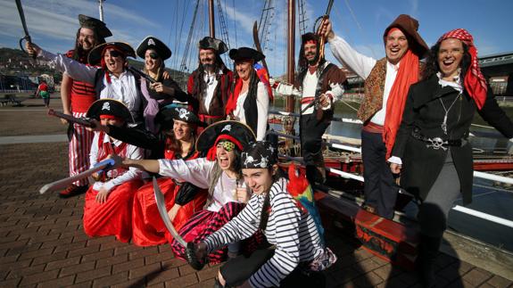 Concejales y el resto de miembros de la Comisión Mixta de Fiestas, disfrazados de piratas. 