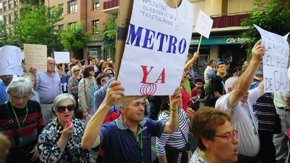Los vecinos se concentrarán hoy en la plaza Santi Brouard.