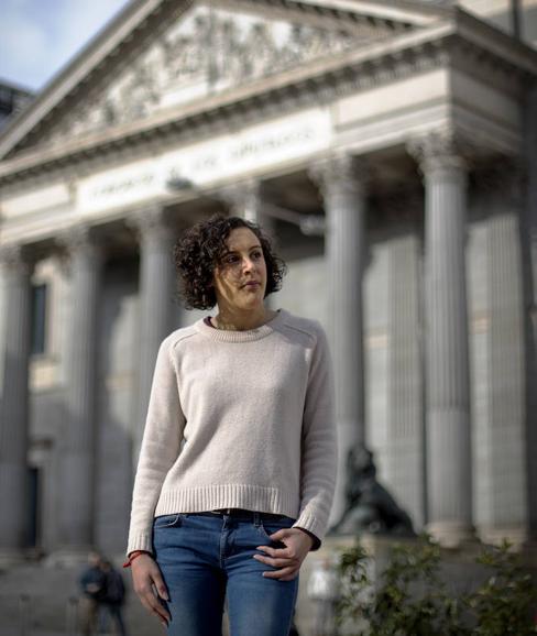 Nagua Alba posa frente al Congreso de los diputados. 