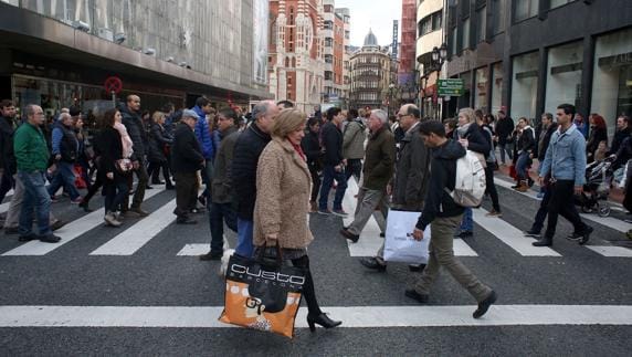 Gente comprando en las rebajas en Bilbao el pasado año.
