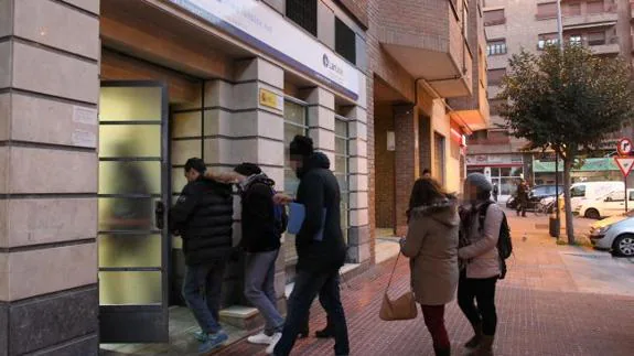 Un grupo de personas accede a una oficina de Lanbide en Vitoria tras abrir sus puertas.