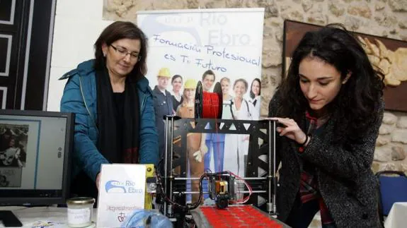 Una mujer junto a impresora 3D del CIFP Río Ebro expuesta en la feria Expouniversitas celebrada recientemente en la ciudad.