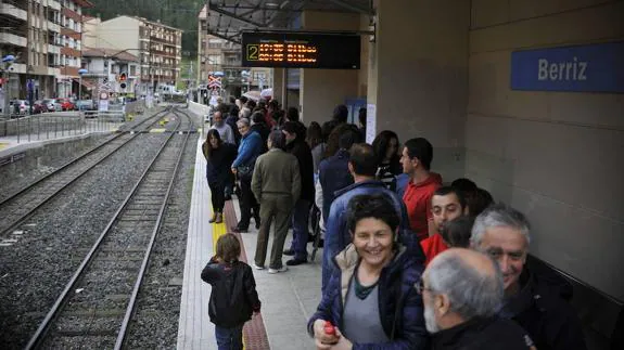 Vecinos de Berriz en la estación de Euskotren durante las movilizaciones del pasado abril.