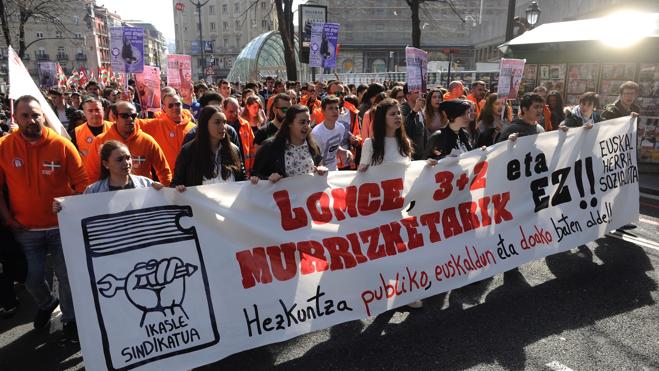Cabacera de la manifestación en Bilbao contra la Lomce. 