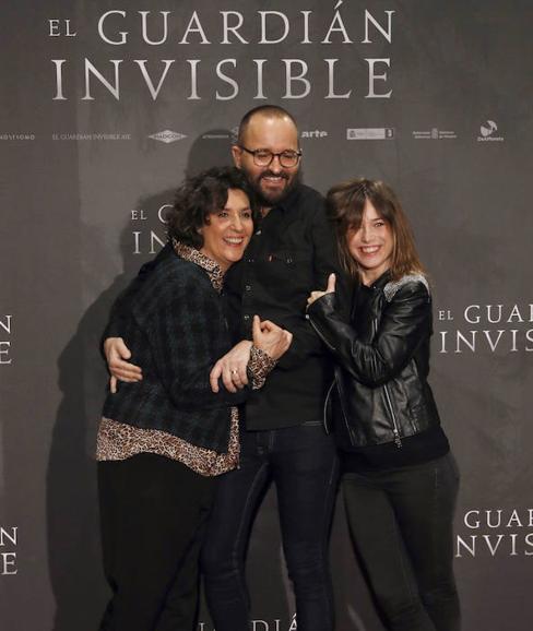 Las actrices Elvira Mínguez y Marta Etura, junto al director, Fernando González Molina.