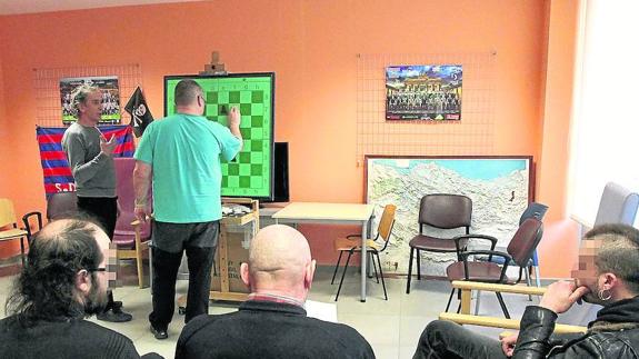 Un momento del taller de ajedrez terapéutico en el centro de Lakua-Arriaga.