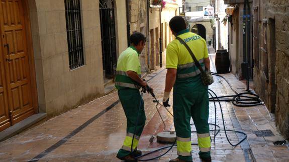 Dos empleados de la plantilla de Valoriza trabaja en la limpieza de las calles de La Herradura.