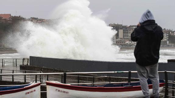 Una ola rompe en el Puerto Viejo de Algorta.