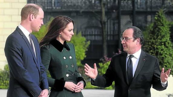 Los príncipes a su llegada a París con el presidente Hollande.