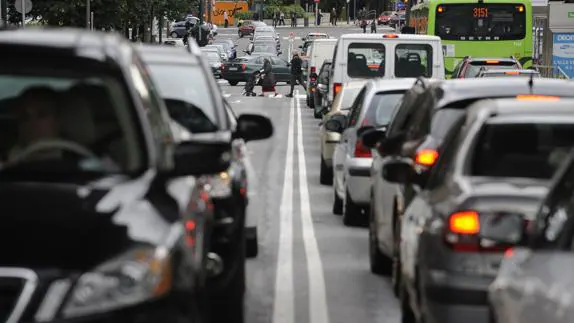 Numerosos vehículos circulan por la bilbaína calle Juan Antonio Zunzunegui.