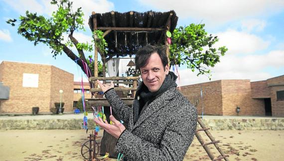 Edu Soto, presentador de ‘El Árbol de los Deseos’ ante el citado árbol, que se va moviendo de colegio en colegio. 