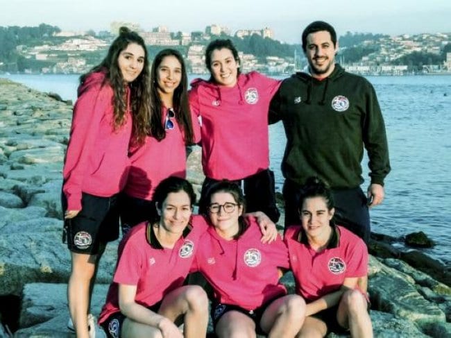 Las seis jugadoras de Leioa posan junto a su técnico en Oporto. 