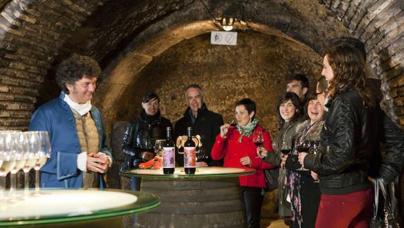 Los asistentes a la visita ríen con el humor inteligente de Samaniego. 