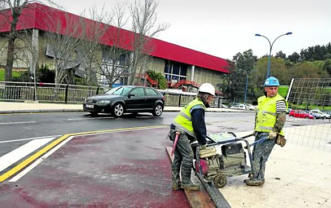 Los obreros realizan remates en la zona. 