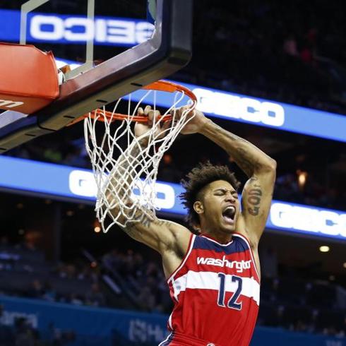 Kelly Oubre Jr. machaca el aro