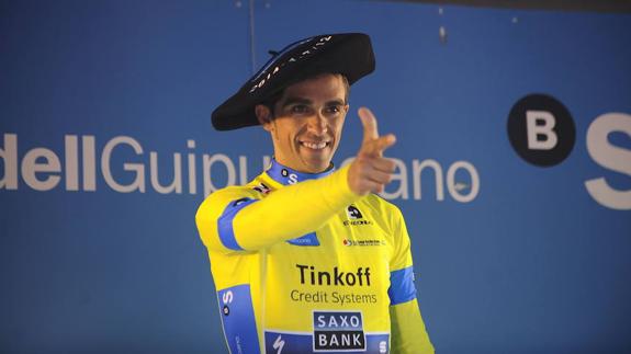 Alberto Contador, con la txapela de su victoria en la pasada edición de la ronda vasca.