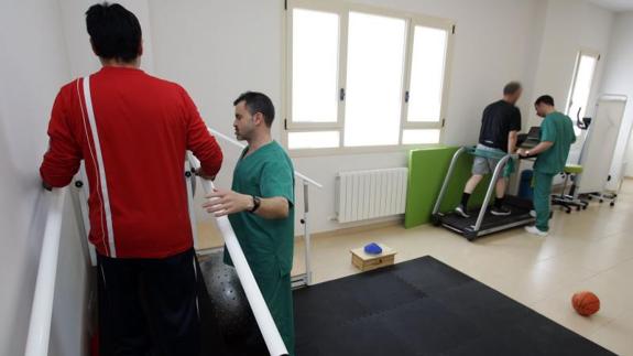En el gimnasio, una de las salas ubicadas en las instalaciones de la calle Ciudad de Vierzon, se trabaja con algunos pacientes.