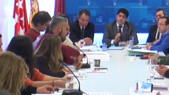 El portavoz de Ciudadanos, Alfonso Reina, imita el sonido de un mono.