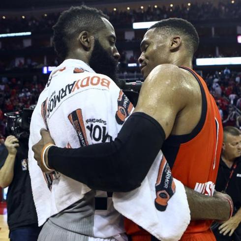 Harden y Westbrook se abrazan tras su último enfrentamiento. 