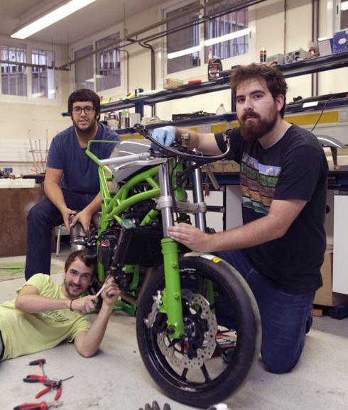 Alumnos de Ingeniería de Vitoria montan una moto.
