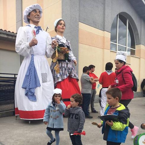 Los cabezudos de Bihotza se sumaron a la protesta.
