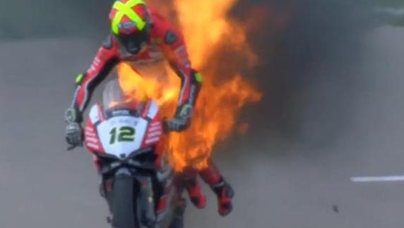 El piloto Xavi Forés sufre quemaduras al aguantar su moto en llamas en Aragón