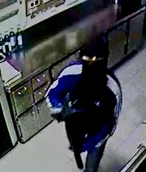 Un ladrón durante una de sus incursiones en locales de Murgia.