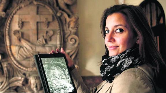 Isabel Mellén, con el escudo del convento de San Francisco, ahora en la iglesia de San Antonio (General Loma).