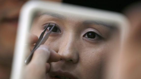 Muchos asiáticos quieren que sus ojos parezcan más abiertos.