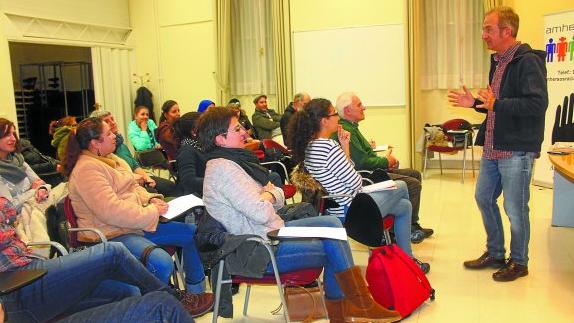 Kike Amonarriz impartió la charla en la Casa de Cultura de Biteri con una alta asistencia.
