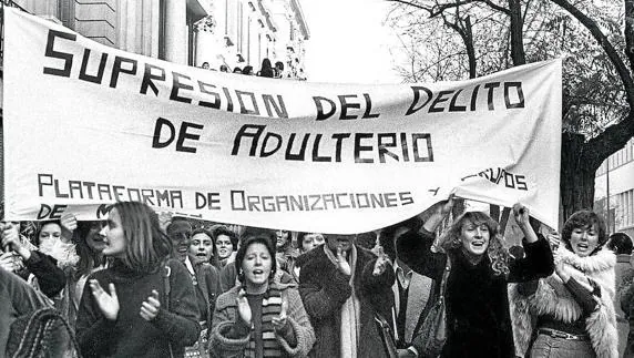 Un clamor. Manifestación por la supresión del delito de adulterio en 1976. 