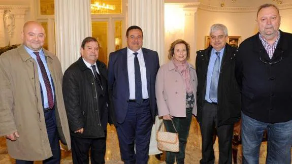 Javier Gogeaskoetxea (hijo), Javier Gogeaskoetxea (padre), José Manuel Díaz, Elisa Olabarriaga, Andrés Fernández y Lorenzo Portillo. 