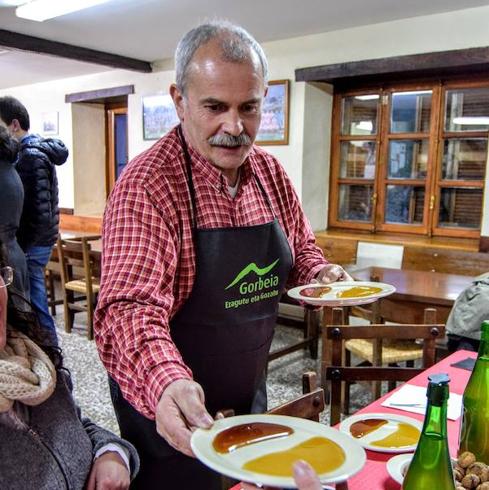 Luis Mari Arriolabengoa, apicultor que enseñó las mieles de su profesión.