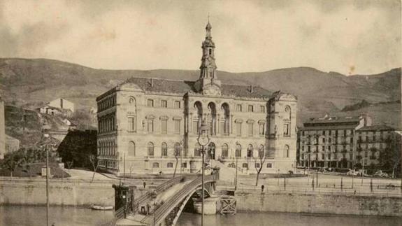Casa Consistotrial de Bilbao y pasadera giratoria, bautizada como puente del 'perrochico'.