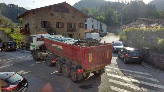 Uno de las decenas de camiones que transitan a diario por el barrio Eitzaga de Zaldibar. E. C.